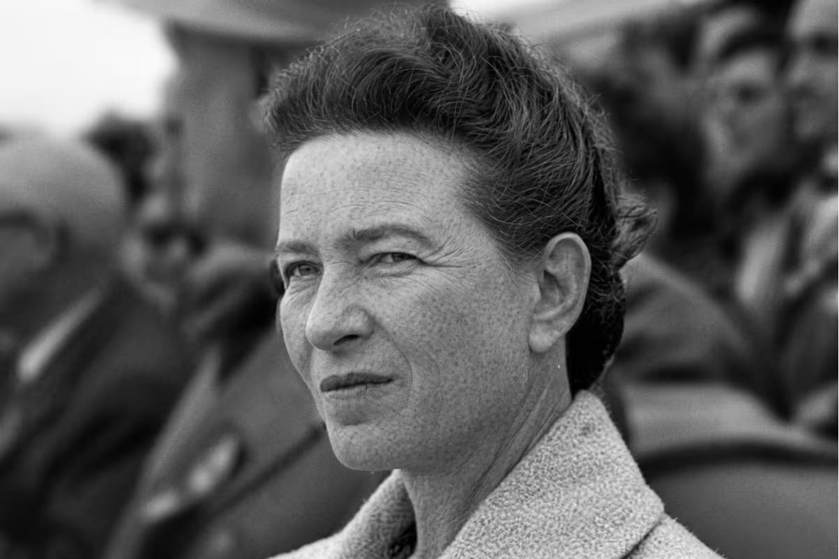 Simone de Beauvoir en Beijing el 1 de octubre de 1955 en la plaza Tiananmen