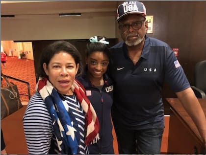 Simone junto a sus padres adoptivos: su abuelo materno Ronald Biles y su mujer, Nelly Biles.
