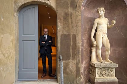 Simone Verde, director de la Galería de los Uffizi, en la puerta de salida del corredor Vasariano, en el jardín del palacio Pitti. En una imagen cedida por Galería de los Uffizi