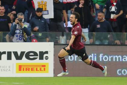 Simone Verdi celebra tras anotar el gol de Salernitana en el empate 1-1 ante Cagliari, el domingo 8 de mayo de 2022. (Alessandro Garofalo/LaPresse vía AP)