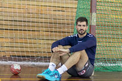Simonet no oculta su emoción cuando escucha el Himno Nacional antes de los partidos