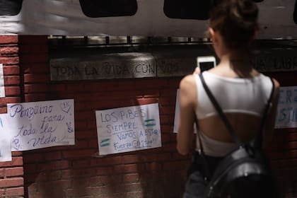 Simpatizantes acompañan la recuperación de Cristina Kirchner con mensajes de apoyo