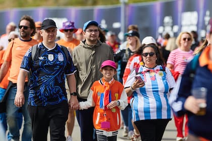 Simpatizantes argentinos entre los neerlandeses en Zandvoort; unos quieren entrar como anfitriones al Mundial, del que se van los otros.