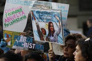 Simpatizantes de Cristina Fernández de Kirchner esperan su llegada al Congreso de la Nación