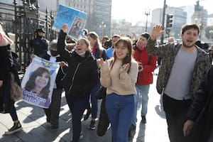 Simpatizantes de Cristina Kirchner esperan su llegada al Congreso