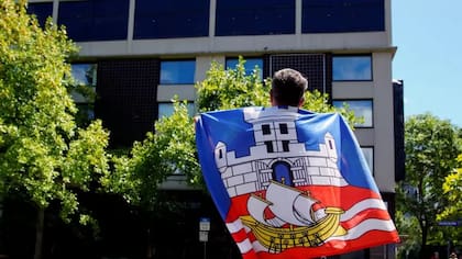 Simpatizantes de Djokovic frente al hotel donde el tenista permanece retenido temporalmente