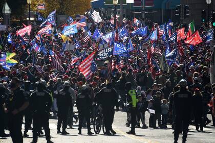Seguidores de Trump protestan por el supuesto "fraude" que alega el presidente