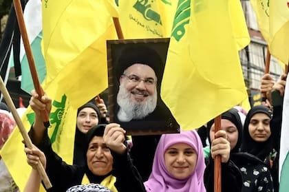 Simpatizantes de Hassan Nasrallah alzan sus imágenes