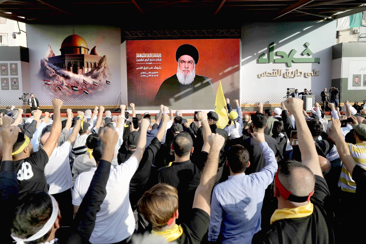 Simpatizantes de Hezbollah en el Líbano junto a una imagen de Hassan Nasrallah (Photo by Marwan Tahtah/Getty Images)