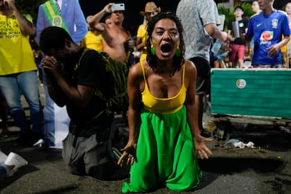 Simpatizantes de Jair Bolsonaro reaccionan a los resultados después del cierre de las urnas en la segunda vuelta de las elecciones presidenciales, la autoridad electoral de Brasil anunció que el Luiz Inacio Lula da Silva derrotó a Bolsonaro para convertirse en el próximo presidente del país. Río de Janeiro, Brasil, el domingo 30 de octubre de 2022.