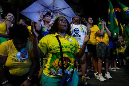 Simpatizantes de Jair Bolsonaro se reúnen después del cierre de urnas en la segunda vuelta de las elecciones presidenciales en Río de Janeiro, Brasil, el domingo 30 de octubre de 2022.