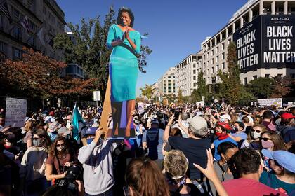 Michelle Obama, presente como una estampa durante una marcha demócrata