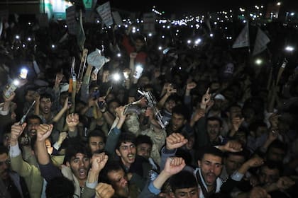 Simpatizantes de los hutíes corean consignas durante una manifestación contra los ataques aéreos en el aeropuerto internacional de Saná, el lunes 13 de julio de 2026, en Yemen. (AP Foto/Osamah Abdulrahman)