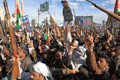 Simpatizantes de los hutíes gritan consignas en una marcha contra la guerra de Irán