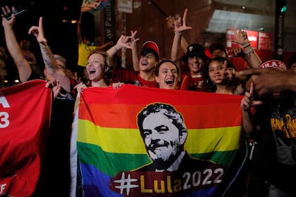 Simpatizantes de Luiz Inácio Lula da Silva festejan mientras observan el conteo de votos de la segunda vuelta de las elecciones presidenciales en la avenida Paulista en Sao Paulo, Brasil, 30 de Octubre de 2022
