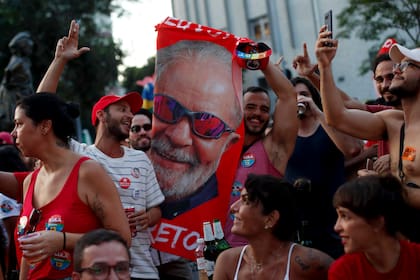 Simpatizantes de Luiz Inacio Lula da Silva, celebran los resultados parciales luego del cierre de las urnas en la segunda vuelta de las elecciones presidenciales del país, en Río de Janeiro, Brasil, el domingo 30 de octubre de 2022.