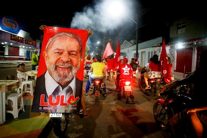 Simpatizantes de Luiz Inácio Lula da Silva festejan los resultados de la segunda vuelta de las elecciones presidenciales en Río de Janeiro, Brasil, el 30 de octubre de 2022