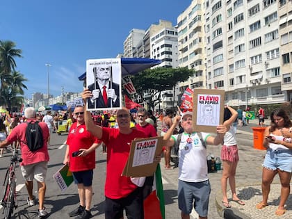 Simpatizantes de Lula con carteles contra Jair y Flavio Bolsonaro, en Copacabana, Río de Janeiro. Fuente: Guido Bovone