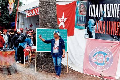 Simpatizantes de Lula reclaman por la libertad del líder del PT en Curitiba