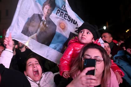 Simpatizantes de Milei el domingo en Buenos Aires. Su condición de recién llegado a la política y sus propuestas económicas radicales atrajeron a más votantes de lo que esperaban los analistas