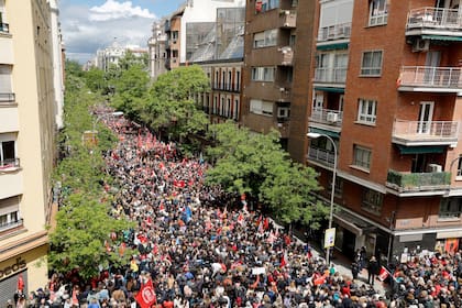 Simpatizantes de Pedro Sánchez marchan frente a la sede del PSOE en respaldo del presidente de gobierno, el 27 de abril de 2024