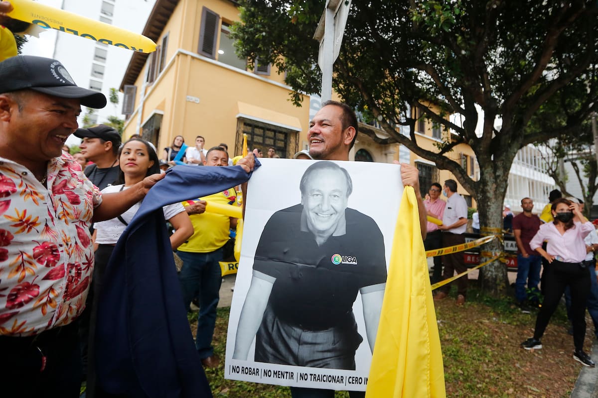 Simpatizantes de Rodolfo Hern√°ndez, candidato presidencial, celebran mientras escuchan resultados parciales favorables en su sede de la noche electoral en Bucaramanga, Colombia, el domingo 29 de mayo de 2022. (AP Foto/Mauricio Pinzon)
