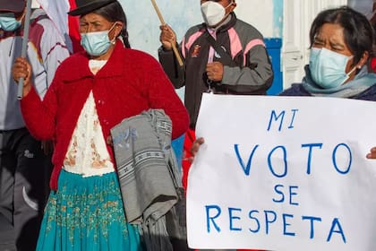 Simpatizantes del candidato de izquierda Pedro Castillo manifiestan en la ciudad andina de Puno, cerca de la frontera con Bolivia, el 14 de junio de 2021 STR AFP