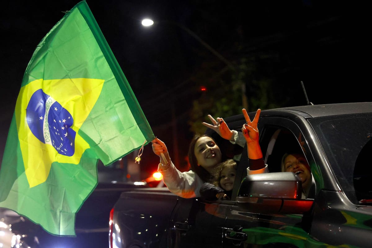 Simpatizantes del candidato presidencial de derecha de Brasil, Flavio Bolsonaro, celebran los resultados parciales de las elecciones presidenciales en Porto Alegre, Brasil, el 4 de octubre de 2026