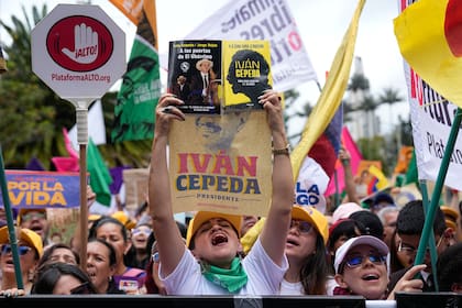 Simpatizantes del candidato presidencial de la coalición Pacto Histórico, Iván Cepeda, asisten a su mitin de campaña en Bogotá