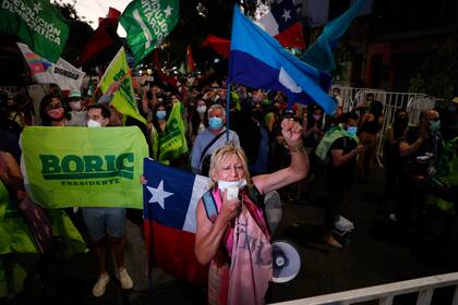 Simpatizantes del candidato presidencial Gabriel Boric, de la alianza política "Apruebo Dignidad" en Santiago, Chile