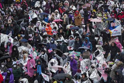 Simpatizantes del destituido presidente surcoreano Yoon Suk Yeol gritan consignas durante un mitin para oponerse a su destitución, el 13 de enero de 2025, en Seúl. (AP/Lee Jin-man)