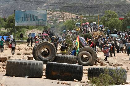 Simpatizantes del expresidente de Bolivia Evo Morales (2006-2019) bloquean una carretera como medida de presiÛn exigiendo la renuncia de magistrados en Cochabamba (Bolivia). EFE/Jorge Abrego