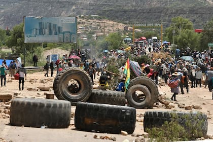 Simpatizantes del expresidente de Bolivia Evo Morales (2006-2019) bloquean una carretera como medida de presiÛn exigiendo la renuncia de magistrados en Cochabamba (Bolivia). EFE/Jorge Abrego