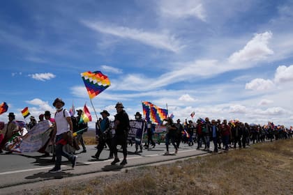 Simpatizantes del gobierno caminan hacia la capital como parte de una marcha denominada "Marcha por la Patria" en Caracollo, Bolivia, el martes 23 de noviembre de 2021. (AP Foto/Juan Karita)