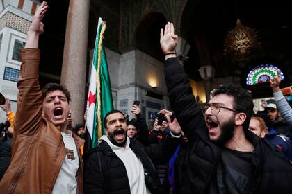 Simpatizantes del gobierno sirio gritan consignas para mostrar su solidaridad con las fuerzas de seguridad que están combatiendo a hombres armados leales al expresidente Bashar Assad, el viernes 7 de marzo de 2025, durante una protesta en Damasco, Siria