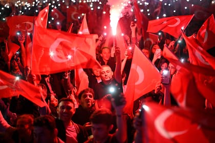 Simpatizantes del opositor Partido Republicano del Pueblo (CHP) celebran frente al principal edificio municipal tras las elecciones municipales celebradas en Turquía, en Estambul, el 31 de marzo de 2024.
