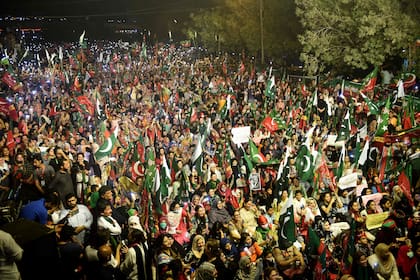 Simpatizantes del partido Pakistan Tehreek-e-Insaf (PTI) del destituido primer ministro de Pakistán, Imran Khan, se reúnen en una manifestación en su apoyo en Karachi el 10 de abril de 2022.