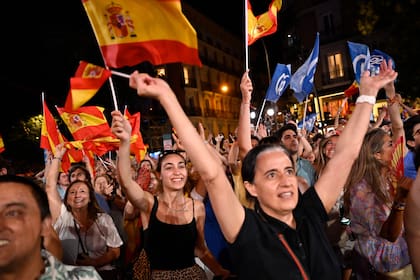 Simpatizantes del Partido Popular (Partido Popular) conservador agitan banderas fuera de la sede del PP en Madrid después de las elecciones generales de España el 23 de julio de 2023.