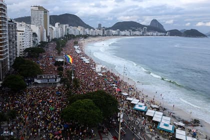 Simpatizantes del presidente brasileño Luiz Inácio Lula da Silva, quien busca la reelección, asisten a un mitin de campaña en la playa de Copacabana una semana antes de la segunda vuelta de las elecciones presidenciales