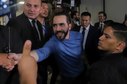 Simpatizantes del presidente de El Salvador saludan a Nayib Bukele después de presentarse como candidato presidencial del partido Nuevas Ideas en San Salvador, el 27 de octubre de 2023. (AP Foto/Salvador Meléndez, archivo)