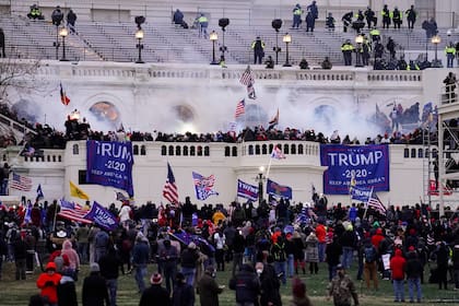Simpatizantes del presidente Donald Trump irrumpen en el Capitolio el 6 de enero de 2021 (Archivo)