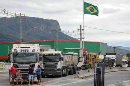 Simpatizantes del presidente Jair Bolsonaro bloquean la carretera BR-101 en Palhoca, en la región metropolitana de Florianópolis, estado de Santa Catarina, Brasil, el 31 de octubre de 2022, como aparente protesta por la derrota de Bolsonaro en la segunda vuelta de las elecciones presidenciales.