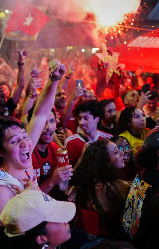 Simpatizantes del presidente Luiz Inacio Lula da Silva reaccionan a los resultados del balotaje presidencial en Río de Janeiro