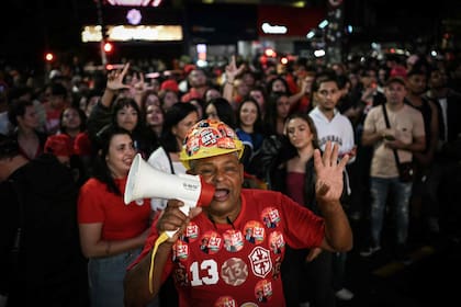 Simpatizantes del presidente y candidato presidencial de Brasil, Luiz Inácio Lula da Silva, reaccionan tras los primeros resultados de las elecciones presidenciales en São Paulo