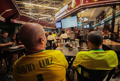 Simpatizantes del presidente y candidato presidencial de Brasil, Luiz Inácio Lula da Silva, esperan los resultados finales de las elecciones presidenciales en Río de Janeiro, Brasil
