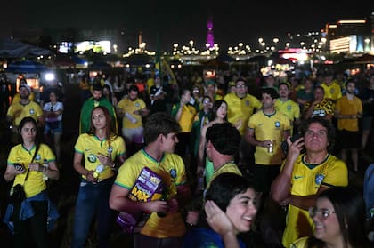 Simpatizantes del senador brasileño de derecha y candidato presidencial del Partido Liberal (PL), Flavio Bolsonaro, observan el conteo de votos durante la segunda vuelta de las elecciones presidenciales de Brasil