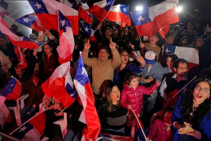 Simpatizantes del ultraderechista Partido Republicano celebran la victoria de sus candidatos en la elección de los miembros del Consejo Constitucional