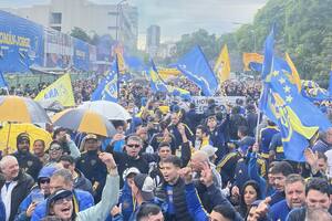 Simpatizantes del Xeineize se congregaron en Parque Lezama y se movilizarán a La Bombonera en repudio por la suspensión de las elecciones