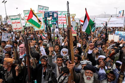 Simpatizantes hutíes gritan consignas durante una marcha reciente contra Estados Unidos e Israel, el 18 de abril de 2025, en Saná, Yemen.