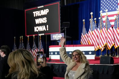 Simpatizantes llegan a un evento del precandidato presidencial republicano y expresidente Donald Trump, el lunes 15 de enero de 2024, en Des Moines, Iowa. (AP Foto/Andrew Harnik)